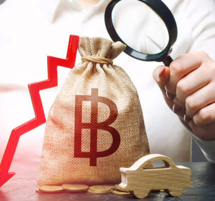 Woman holding a money bag with a Bitcoin symbol and a red downward arrow, symbolizing financial uncertainty and market decline.