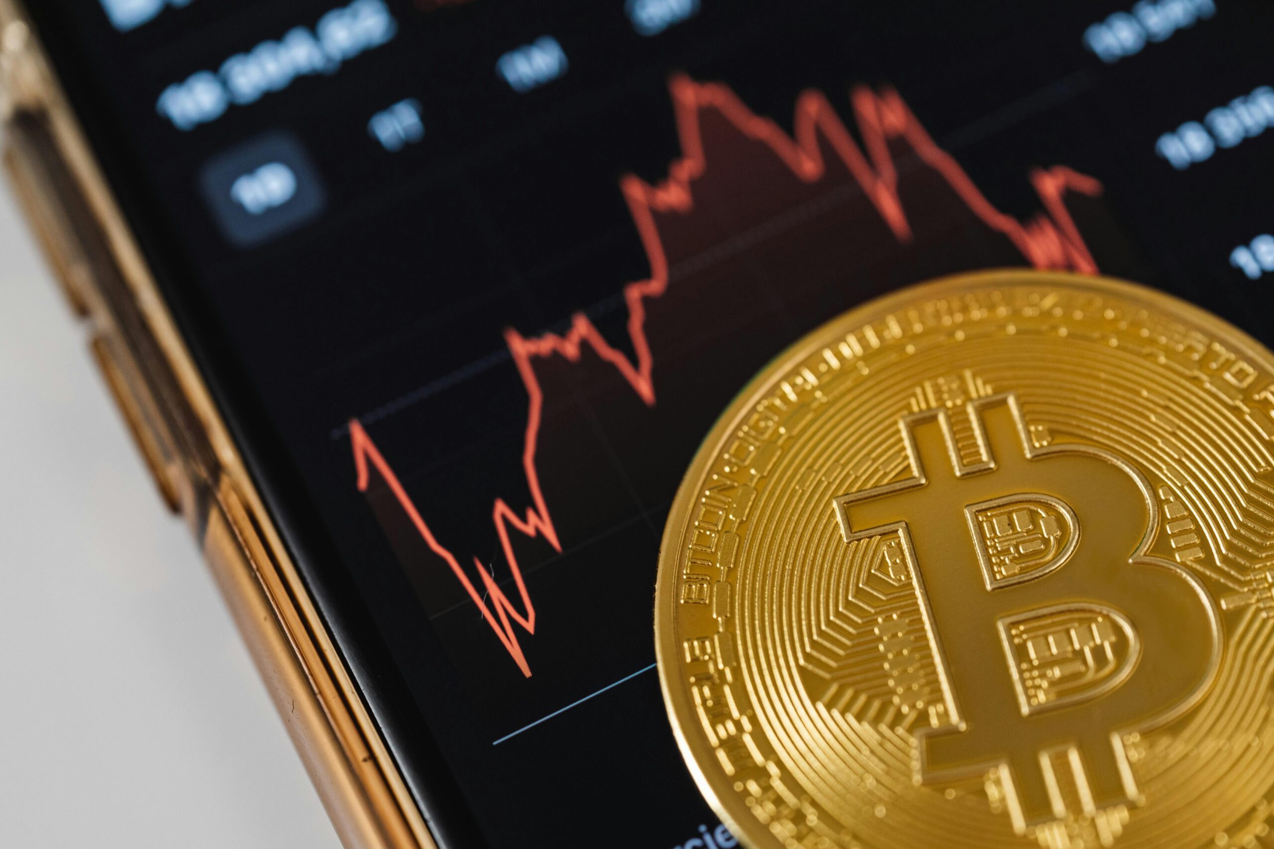 Tom Lee Reaffirms $150K Bitcoin Forecast, Predicts Strong Rally in Second Half of 2025